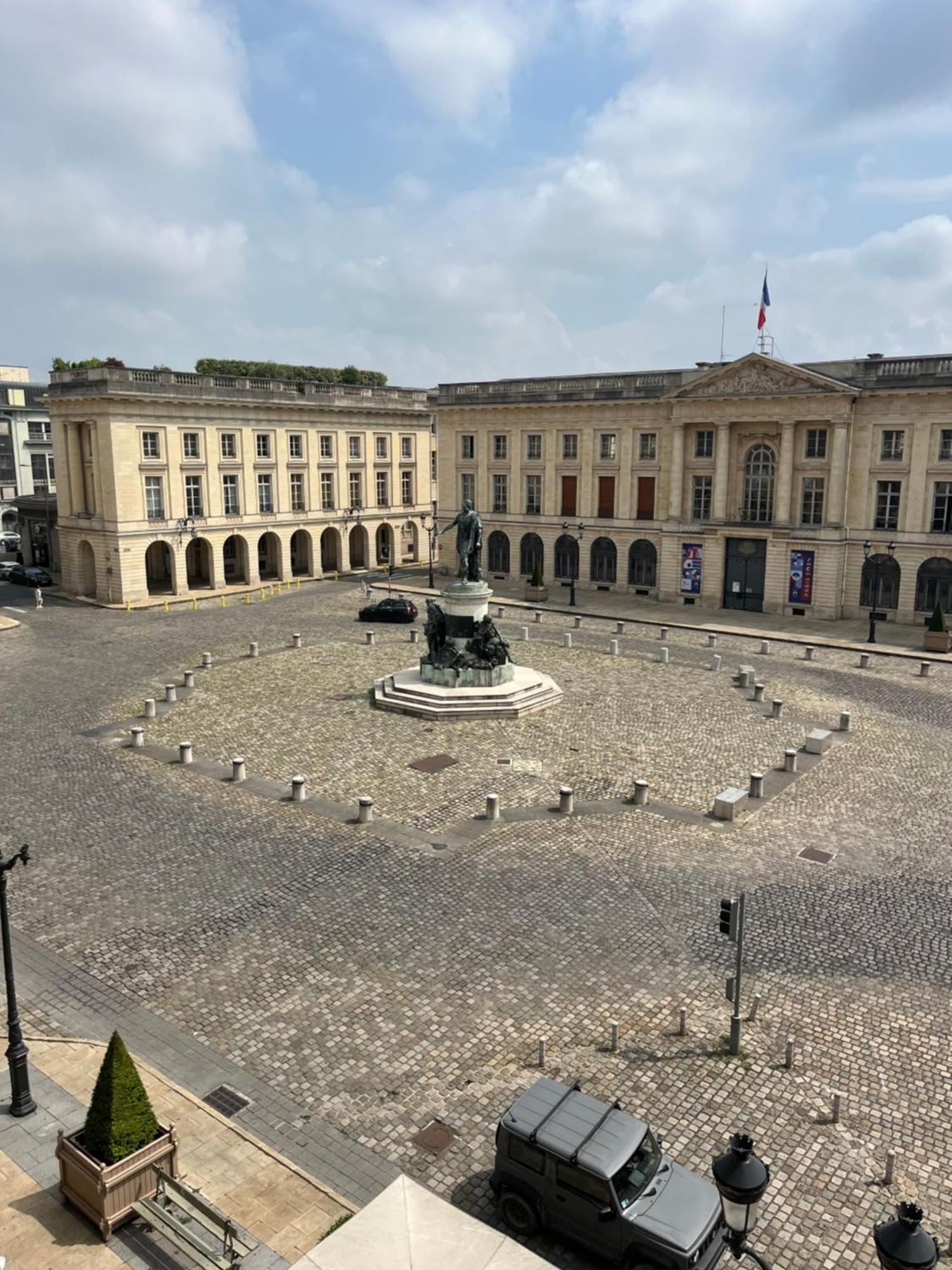 Royal Home, Hypercentre Reims Avec Vue Cathedrale ภายนอก รูปภาพ